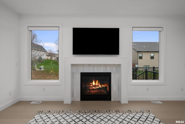 5188 S RICHMOND Circle, Bettendorf, IA 52722