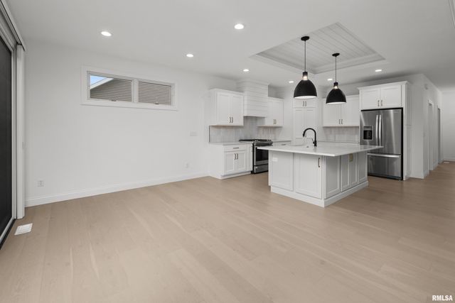 5188 S RICHMOND Circle, Bettendorf, IA 52722