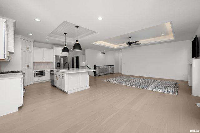 5188 S RICHMOND Circle, Bettendorf, IA 52722