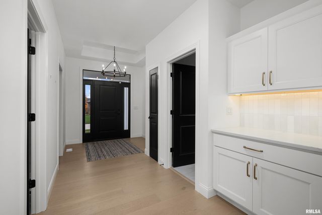 5188 S RICHMOND Circle, Bettendorf, IA 52722