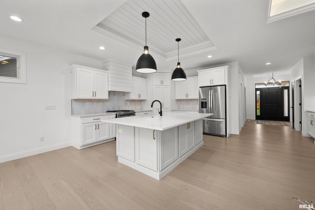 5188 S RICHMOND Circle, Bettendorf, IA 52722