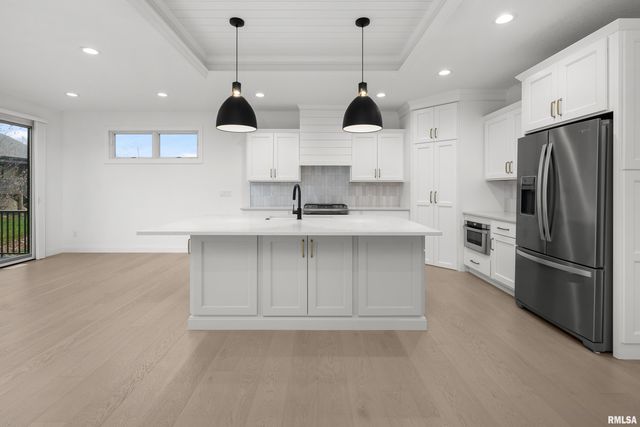 5188 S RICHMOND Circle, Bettendorf, IA 52722