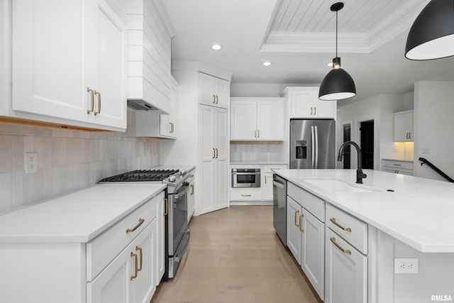 5188 S RICHMOND Circle, Bettendorf, IA 52722