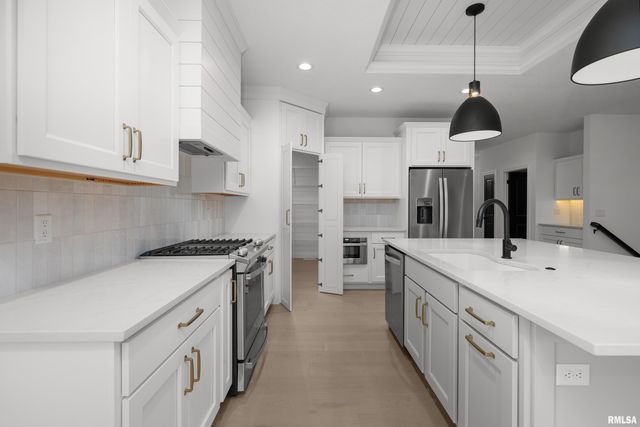 5188 S RICHMOND Circle, Bettendorf, IA 52722