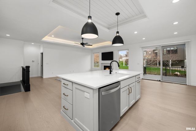 5188 S RICHMOND Circle, Bettendorf, IA 52722