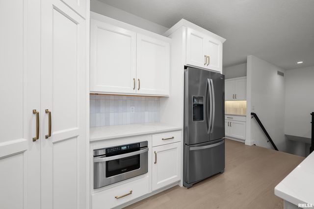 5188 S RICHMOND Circle, Bettendorf, IA 52722