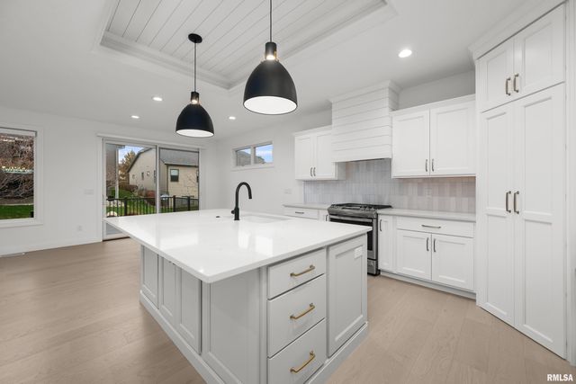 5188 S RICHMOND Circle, Bettendorf, IA 52722