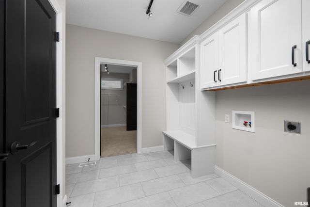 5188 S RICHMOND Circle, Bettendorf, IA 52722