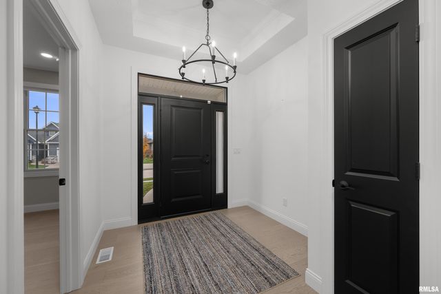 5188 S RICHMOND Circle, Bettendorf, IA 52722