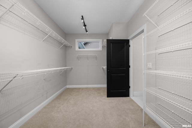 5188 S RICHMOND Circle, Bettendorf, IA 52722