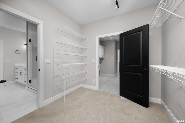 5188 S RICHMOND Circle, Bettendorf, IA 52722