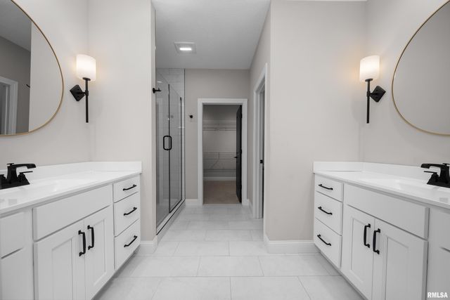 5188 S RICHMOND Circle, Bettendorf, IA 52722