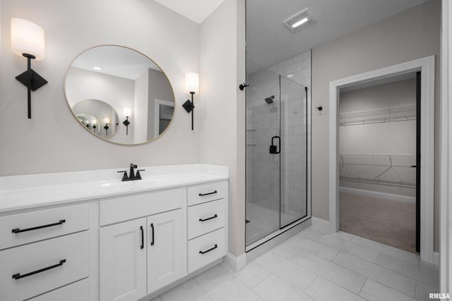 5188 S RICHMOND Circle, Bettendorf, IA 52722