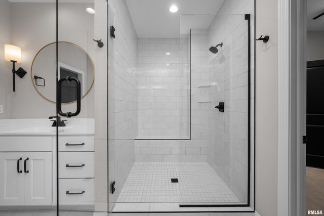 5188 S RICHMOND Circle, Bettendorf, IA 52722