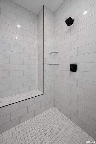 5188 S RICHMOND Circle, Bettendorf, IA 52722