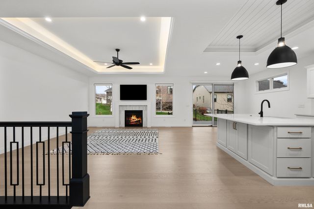 5188 S RICHMOND Circle, Bettendorf, IA 52722