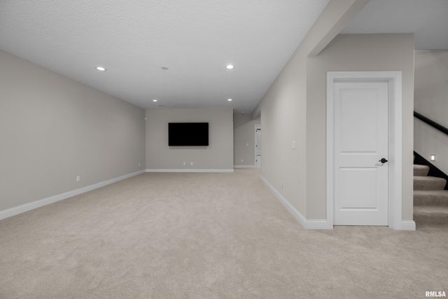 5188 S RICHMOND Circle, Bettendorf, IA 52722