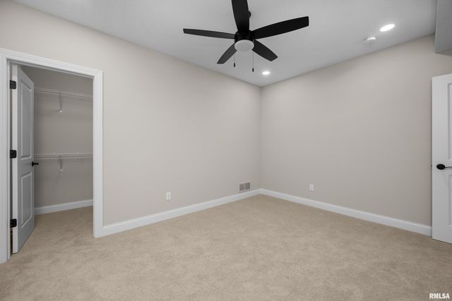 5188 S RICHMOND Circle, Bettendorf, IA 52722