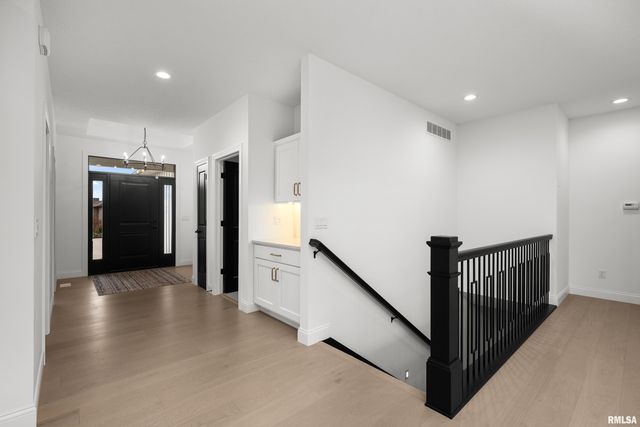 5188 S RICHMOND Circle, Bettendorf, IA 52722