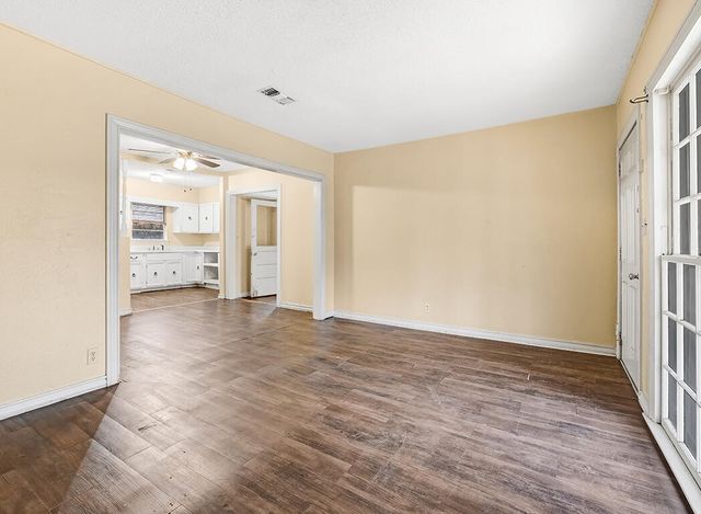 733 Arizona Avenue, Wake Village, TX 75501