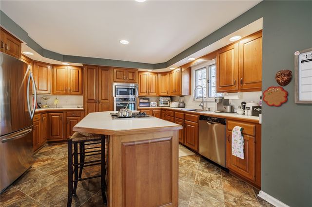 4 Le Pere Drive, Pittsford, NY 14534