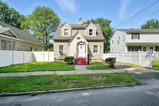 90 Saint James Cir, Springfield, MA 01104