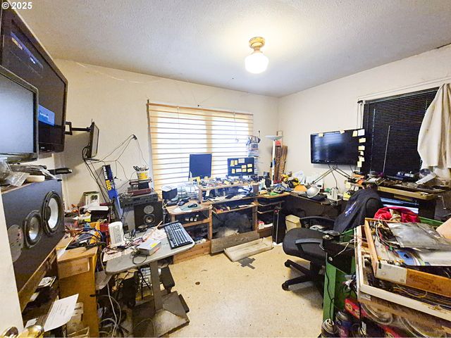 617 G St, Springfield, OR 97477