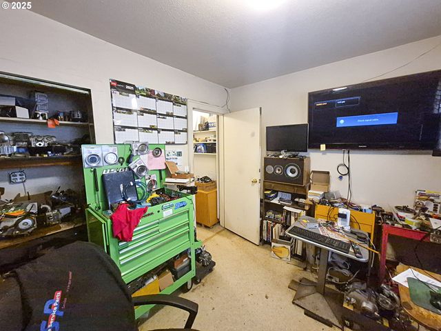 617 G St, Springfield, OR 97477