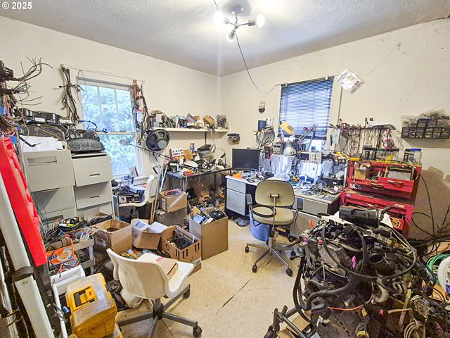 617 G St, Springfield, OR 97477