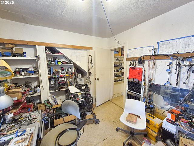 617 G St, Springfield, OR 97477