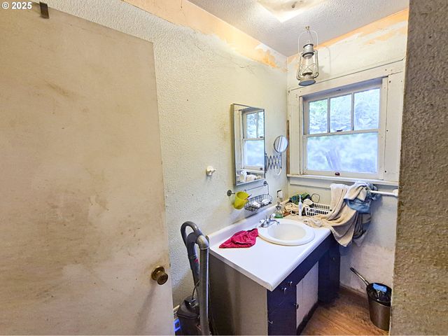 617 G St, Springfield, OR 97477