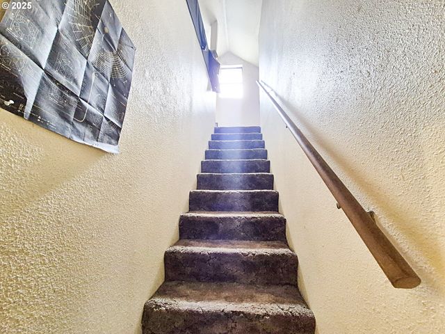 617 G St, Springfield, OR 97477