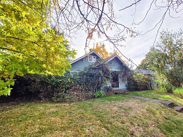 617 G St, Springfield, OR 97477