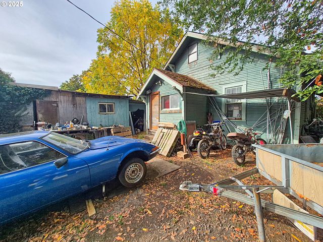 617 G St, Springfield, OR 97477