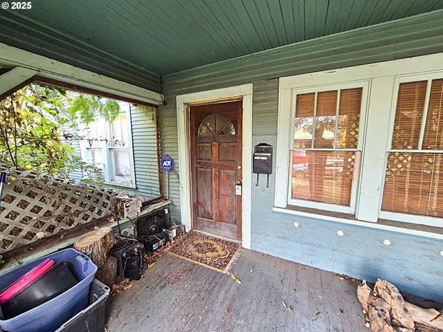 617 G St, Springfield, OR 97477