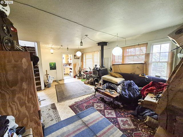 617 G St, Springfield, OR 97477