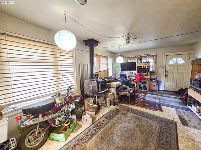 617 G St, Springfield, OR 97477