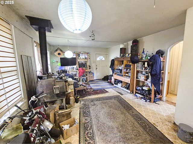 617 G St, Springfield, OR 97477