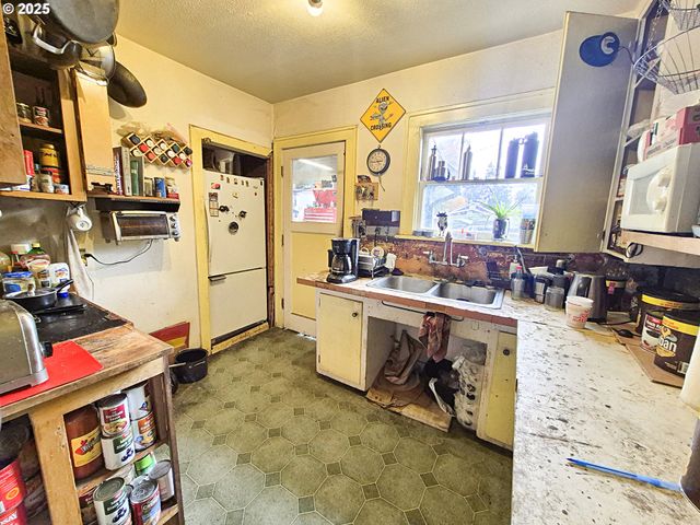 617 G St, Springfield, OR 97477