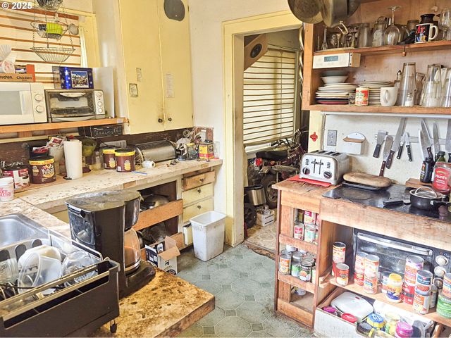 617 G St, Springfield, OR 97477