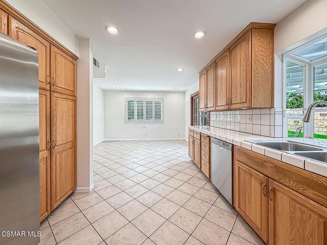 253 Reddington Court, Camarillo, CA 93010
