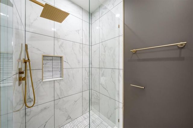 8620 W 75th Street, Overland Park, KS 66204