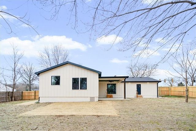 8620 W 75th Street, Overland Park, KS 66204