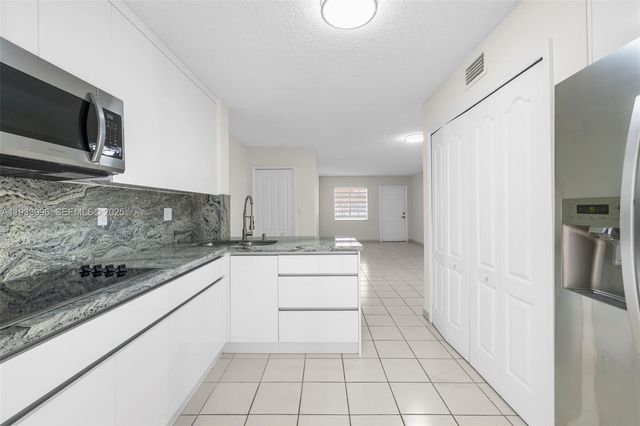 2425 W 76th St 102, Hialeah, FL 33016