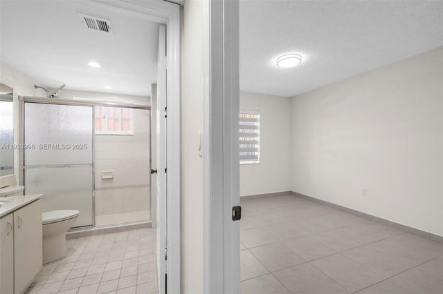 2425 W 76th St 102, Hialeah, FL 33016