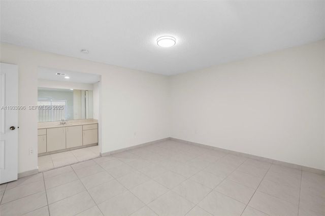 2425 W 76th St 102, Hialeah, FL 33016