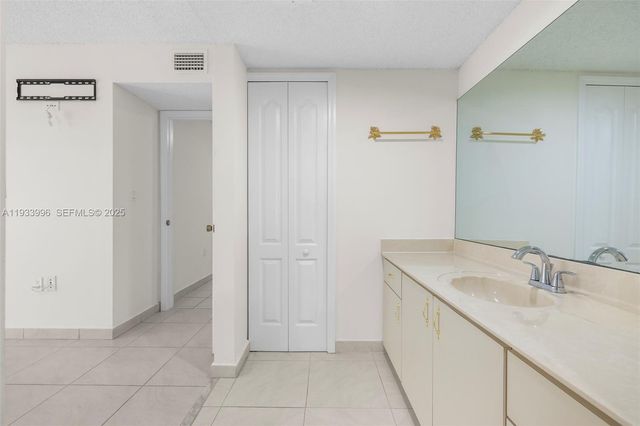 2425 W 76th St 102, Hialeah, FL 33016