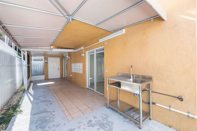 2425 W 76th St 102, Hialeah, FL 33016