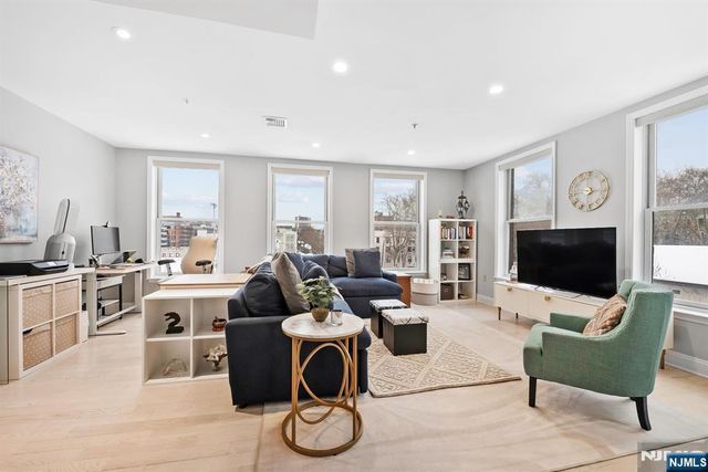 402 9th Street 4A, Hoboken, NJ 07030
