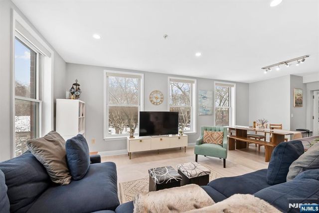 402 9th Street 4A, Hoboken, NJ 07030